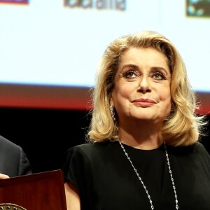 Gérard Collomb, Catherine Deneuve et Roman Polanski lors de la remise du Prix Lumière 2016 à Catherine Deneuve durant le 8ème Festival Lumière à Lyon, le 14 octobre 2016