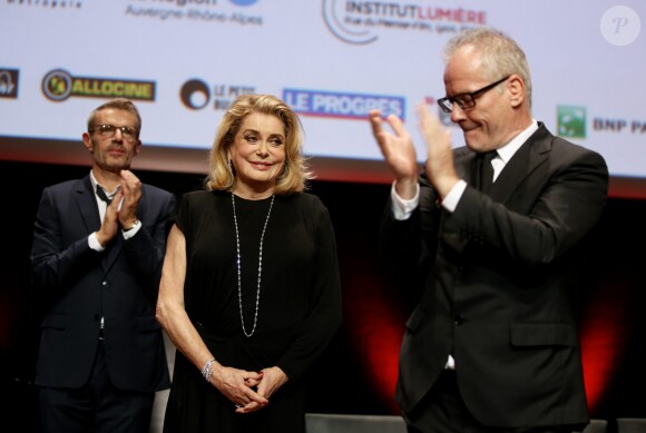 Lambert Wilson, Catherine Deneuve et Thierry Fremaux lors de la remise du Prix Lumière 2016 à Catherine Deneuve durant le 8ème Festival Lumière à Lyon, le 14 octobre 2016