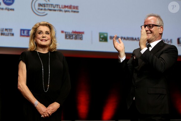 Catherine Deneuve et Thierry Fremaux lors de la remise du Prix Lumière 2016 à Catherine Deneuve durant le 8ème Festival Lumière à Lyon, le 14 octobre 2016