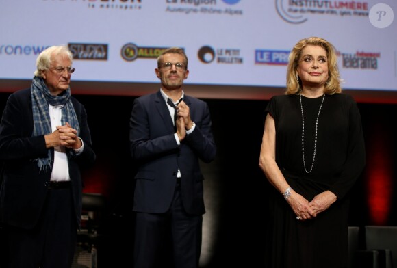 Bertrand Tavernier, Lambert Wilson et Catherine Deneuve lors de la remise du Prix Lumière 2016 à Catherine Deneuve durant le 8ème Festival Lumière à Lyon, le 14 octobre 2016