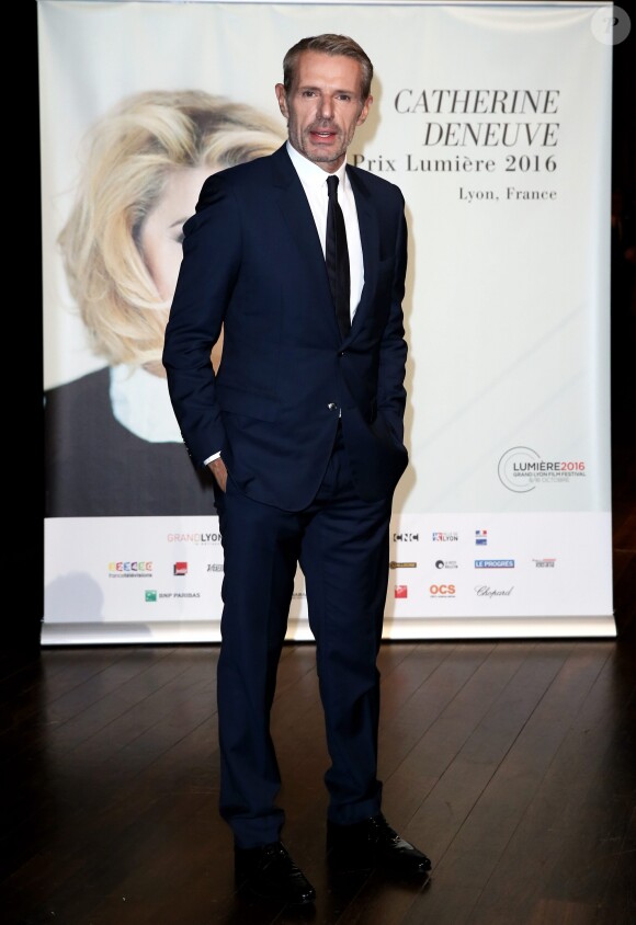 Lambert Wilson devant le photocall de la cérémonie du Prix Lumière lors du 8ème Festival Lumière à Lyon, le 14 octobre 2016