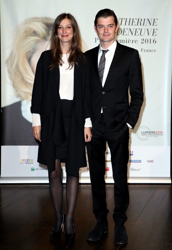 Sam Riley et sa femme Alexandra Maria Lara devant le photocall de la cérémonie du Prix Lumière lors du 8ème Festival Lumière à Lyon, le 14 octobre 2016