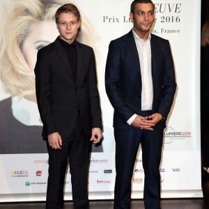 Rod Paradot et un invité devant le photocall de la cérémonie du Prix Lumière lors du 8ème Festival Lumière à Lyon, le 14 octobre 2016