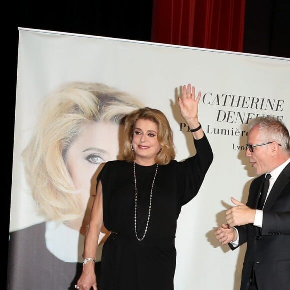 Catherine Deneuve et Thierry Fremaux devant le photocall de la cérémonie du Prix Lumière lors du 8ème Festival Lumière à Lyon, le 14 octobre 2016