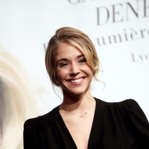 Alice Isaaz devant le photocall de la cérémonie du Prix Lumière lors du 8ème Festival Lumière à Lyon, le 14 octobre 2016