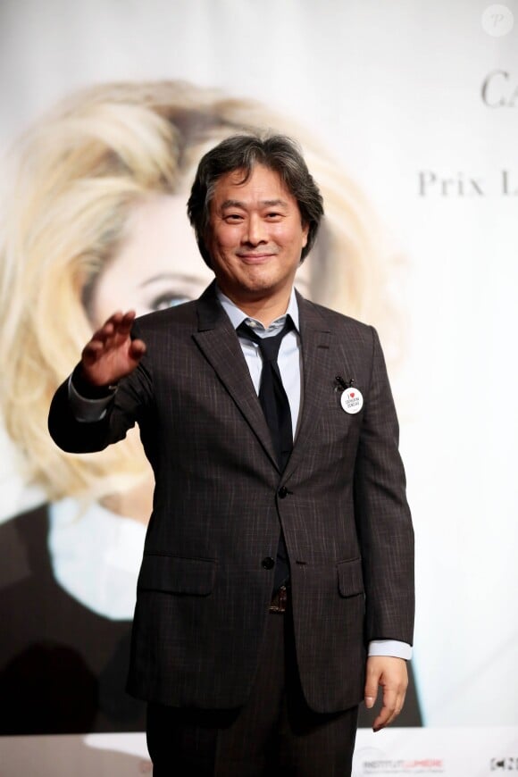 Park Chan-wook devant le photocall de la cérémonie du Prix Lumière lors du 8ème Festival Lumière à Lyon, le 14 octobre 2016