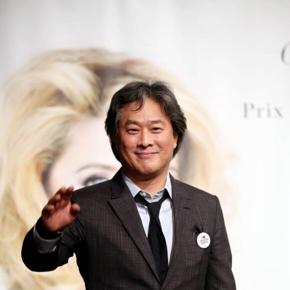 Park Chan-wook devant le photocall de la cérémonie du Prix Lumière lors du 8ème Festival Lumière à Lyon, le 14 octobre 2016