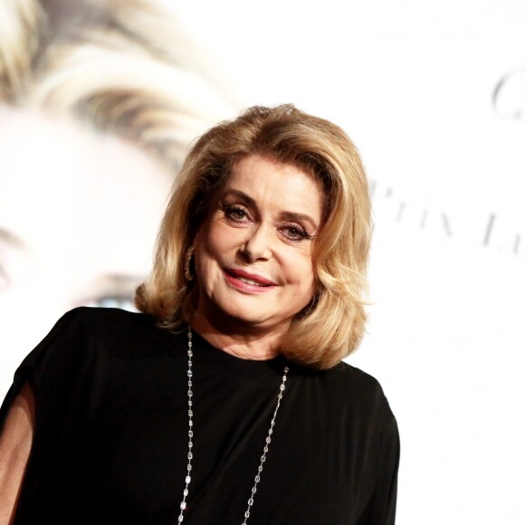 Catherine Deneuve devant le photocall de la cérémonie du Prix Lumière lors du 8ème Festival Lumière à Lyon, le 14 octobre 2016