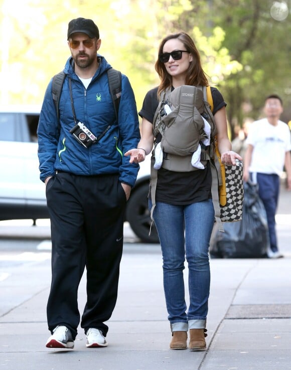 Olivia Wilde et Jason Sudeikis se baladent fièrement avec leur fils Otis dans les rues de New York, le 1er mai 2014