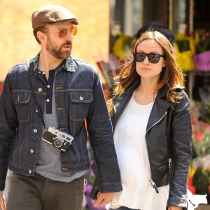 Olivia Wilde, enceinte, se balade avec son fiancé Jason Sudeikis, main dans la main, dans les rues de New York, le 19 avril 2014