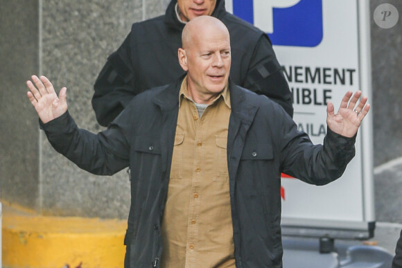 Exclusif - Bruce Willis, les mains en l'air, sur le tournage de "Death Wish" à Montréal, le 12 octobre 2016.