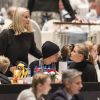La princesse Mette-Marit de Norvège et son fils Marius Borg Hoiby avec sa compagne Linn Helena Nilsen lors du Salon du Cheval d'Oslo le 16 octobre 2016.