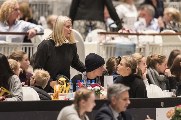 La princesse Mette-Marit de Norvège et son fils Marius Borg Hoiby avec sa compagne Linn Helena Nilsen lors du Salon du Cheval d'Oslo le 16 octobre 2016.
