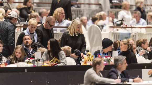 Le prince Haakon (à gauche, assis), la princesse Mette-Marit (debout), son fils Marius Borg Hoiby et sa compagne Linn Helena Nilsen lors du Salon du Cheval d'Oslo le 16 octobre 2016.
