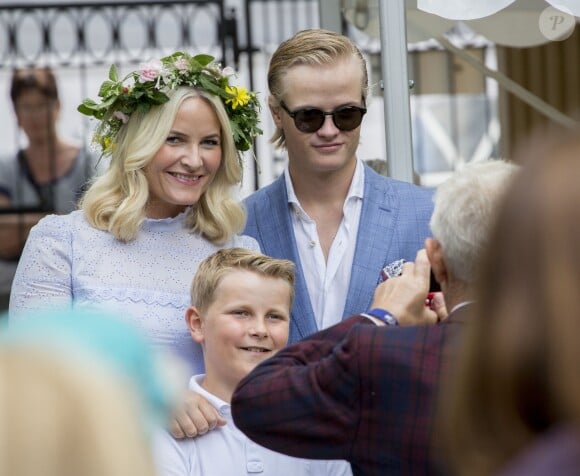 Marius Borg Hoiby et sa mère la princesse Mette-Marit de Norvège lors de la garden party du jubilé des 25 ans de règne du roi Harald V de Norvège à Trondheim le 23 juin 2016.