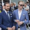 Le prince Haakon de Norvège et son beau-fils Marius Borg Hoiby lors de la garden party du jubilé des 25 ans de règne du roi Harald V de Norvège à Trondheim le 23 juin 2016.