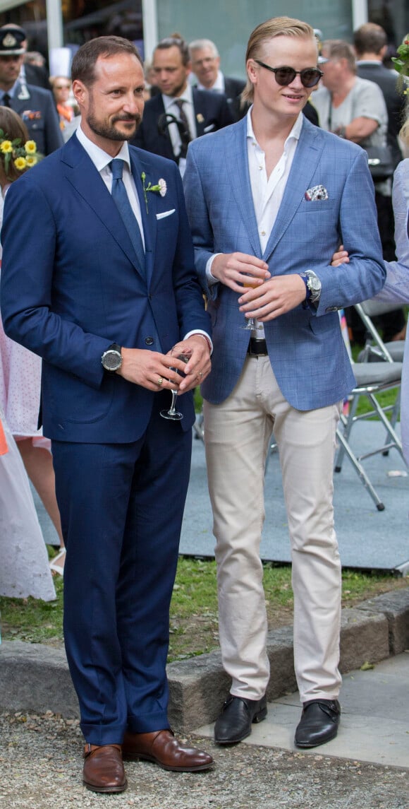 Le prince Haakon de Norvège et son beau-fils Marius Borg Hoiby lors de la garden party du jubilé des 25 ans de règne du roi Harald V de Norvège à Trondheim le 23 juin 2016.