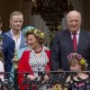 La princesse Ingrid Alexandra, le prince Haakon, Marius Borg Hoiby , la princesse Astrid, la reine Sonja, le roi Harald, Emma Tallulah Behn lors de la garden party du jubilé des 25 ans de règne du roi Harald V de Norvège à Trondheim le 23 juin 2016.
