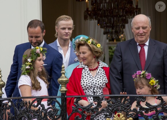 La princesse Ingrid Alexandra, le prince Haakon, Marius Borg Hoiby , la princesse Astrid, la reine Sonja, le roi Harald, Emma Tallulah Behn lors de la garden party du jubilé des 25 ans de règne du roi Harald V de Norvège à Trondheim le 23 juin 2016.