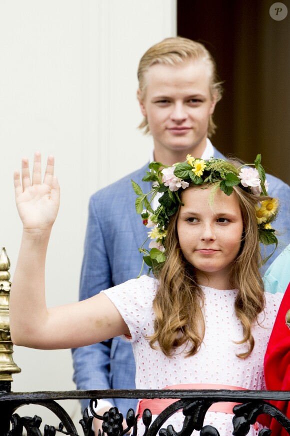 Marius Borg Hoiby et sa demi-soeur la princesse Ingrid Alexandra lors de la garden party du jubilé des 25 ans de règne du roi Harald V de Norvège à Trondheim le 23 juin 2016.