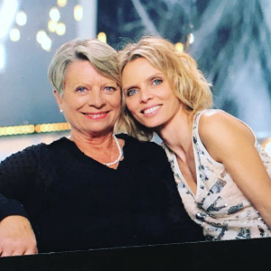 Sylvie Tellier et sa maman dans les coulisses de "Danse avec les stars" le 18 octobre 2016.