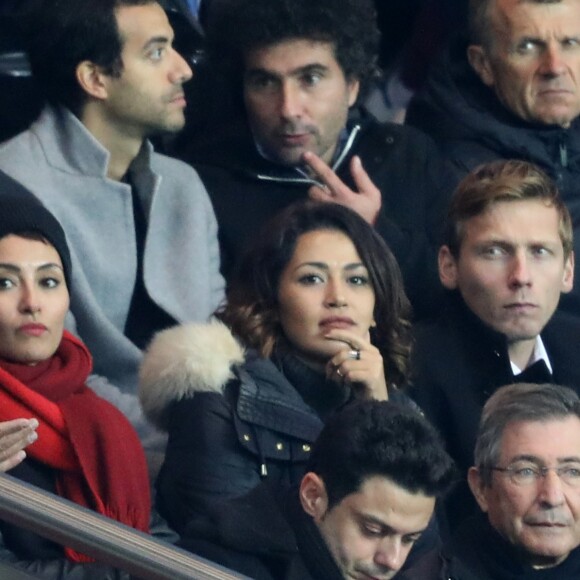 Karima Charni avec sa soeur Hedia Charni et Clément Chantôme, et Tarek Boudali au rang du dessus - People au match de Ligue des champions PSG - Bale au Parc des Princes à Paris le 19 octobre 2016. © Cyril Moreau/Bestimage