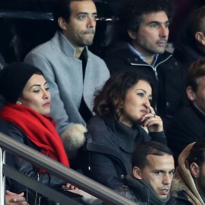 Karima Charni avec sa soeur Hedia Charni et Clément Chantôme, et Tarek Boudali au rang du dessus - People au match de Ligue des champions PSG - Bale au Parc des Princes à Paris le 19 octobre 2016. © Cyril Moreau/Bestimage