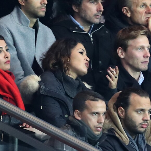 Karima Charni avec sa soeur Hedia Charni et Clément Chantôme - People au match de Ligue des champions PSG - Bale au Parc des Princes à Paris le 19 octobre 2016. © Cyril Moreau/Bestimage