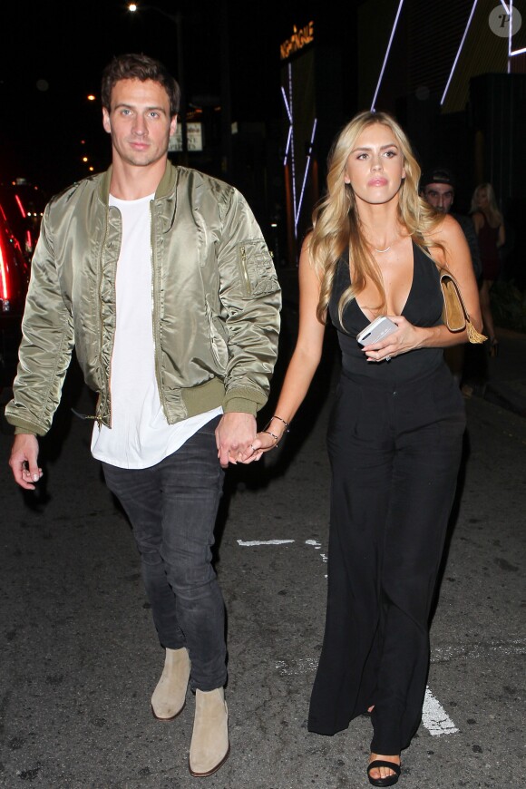Ryan Lochte et sa fiancée, la Playmate Kayla Rae Reid, à la sortie du club Nightingale Plaza à Los Angeles le 19 octobre 2016
