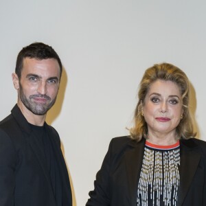 Le styliste Nicolas Ghesquière et Catherine Deneuve - Dîner d'inauguration de l'exposition "Icônes de l'Art Moderne. La Collection Chtchoukine" à la "Fondation Louis Vuitton" à Paris, France, le 20 octobre 2016.