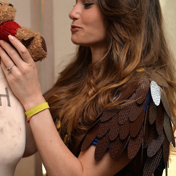Capucine Anav ( habillée par le maitre chocolatier Jean-Paul Hévin, mise en beauté par Franck Provost et Make up for ever Academy) - Essayage en prévisions du défilé du salon du chocolat 2016 à l'hotel Best Western Premier - Trocadero la Tour à Paris le 12 octobre 2016. © Veeren/Bestimage