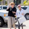 Exclusif - Shannen Doherty et sa mère sont allées faire du shopping à Malibu, le 26 juillet 2016. Elle porte un bandana sur la tête. L'actrice de la série "The Beverly Hills 90210" se bat depuis mars 2015 contre un cancer du sein. Comme elle va bientôt subir une chimiothérapie, elle a décidé de s'y préparer en se rasant les cheveux. Il y a quelques jours, Elle a voulu immortaliser cet instant et le partager avec ses fans en publiant une photo sur Instagram. "Merci aux trois personnes qui m'ont aidée à traverser cette journée incroyablement difficile et qui continuent à être présents à chaque minute pour me soutenir et m'aimer", a-t-elle écrit en commentaire du cliché. Un message qui a beaucoup ému.