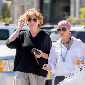 Exclusif - Shannen Doherty et sa mère sont allées faire du shopping à Malibu, le 26 juillet 2016. Elle porte un bandana sur la tête. L'actrice de la série "The Beverly Hills 90210" se bat depuis mars 2015 contre un cancer du sein. Comme elle va bientôt subir une chimiothérapie, elle a décidé de s'y préparer en se rasant les cheveux. Il y a quelques jours, Elle a voulu immortaliser cet instant et le partager avec ses fans en publiant une photo sur Instagram. "Merci aux trois personnes qui m'ont aidée à traverser cette journée incroyablement difficile et qui continuent à être présents à chaque minute pour me soutenir et m'aimer", a-t-elle écrit en commentaire du cliché. Un message qui a beaucoup ému.