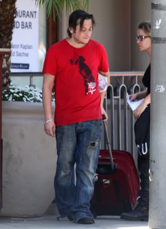 Edward Furlong avec une amie à Los Angeles le 24 août 2012.