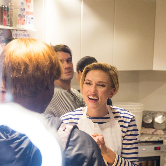 Scarlett Johansson lors de l'ouverture du Popcorn store 'Yummy Pop' dans le Marais, Paris, le 22 octobre 2016.