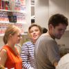 Victoria Chevalier, Scarlett Johansson, Romain Dauriac lors de l'ouverture du Popcorn store 'Yummy Pop' dans le Marais, Paris, le 22 octobre 2016.