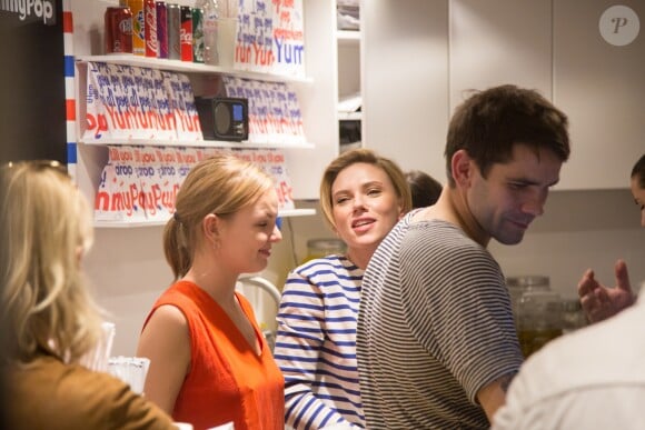 Victoria Chevalier, Scarlett Johansson, Romain Dauriac lors de l'ouverture du Popcorn store 'Yummy Pop' dans le Marais, Paris, le 22 octobre 2016.