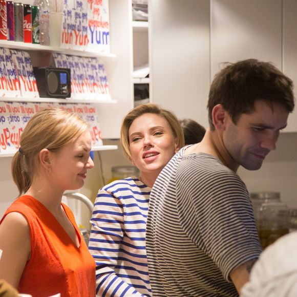Victoria Chevalier, Scarlett Johansson, Romain Dauriac lors de l'ouverture du Popcorn store 'Yummy Pop' dans le Marais, Paris, le 22 octobre 2016.