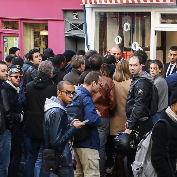 Ouverture de la boutique de popcorn "Yummy Pop" de Scarlett Johansson et son mari Romain Dauriac dans le quartier du Marais à Paris, France, le 22 octobre 2016. L'actrice américaine inaugurera samedi après-midi la boutique de pop-corn aromatisés qu'elle lance avec son époux, le publicitaire français Romain Dauriac. La comédienne a promis de servir au comptoir pour l'ouverture. Truffe, parmesan, sauge, cheddar, sirop d'érable, fraises et chantilly: les recettes de saison ont été imaginées par le chef américain Will Horowitz (le Ducks Eater à New York)