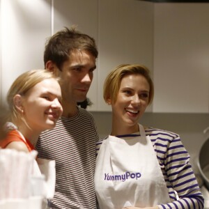 Scarlett Johansson, sa belle-soeur (Manager de"Yummy Pop") et son mari Romain Dauriac - L'actrice américaine Scarlett Johansson a bien joué les serveuses d'un jour ce samedi 22 octobre 2016, derrière le comptoir de sa boutique de pop corn gourmet, inaugurée dans le quartier du Marais à Paris, France. Une foule d'environ 400 personnes s'était formée dans la rue, assez tôt dans la journée pour attendre l’actrice. Et beaucoup des badauds sont repartis déçus, avant que l'actrice arrive vers 19h30. En marinière et tablier, Scarlett Johansson a endossé un nouveau rôle en servant des clients venus pour l'ouverture de "Yummy Pop", boutique qu'elle a ouverte avec son mari français Romain Dauriac. C'est la soeur de ce dernier qui est la manager de l'établissement. Au choix, du pop-corn au sel de mer et huile d'olive, au cheddar, aux fraises et à la crème, ou encore à la truffe, parmesan et sauge. Les goûts changeront au gré des saisons et les recettes ont été conçues avec le chef Will Horowitz.