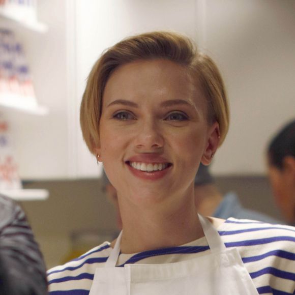 Scarlett Johansson - L'actrice américaine Scarlett Johansson a bien joué les serveuses d'un jour ce samedi 22 octobre 2016, derrière le comptoir de sa boutique de pop corn gourmet, inaugurée dans le quartier du Marais à Paris, France.
