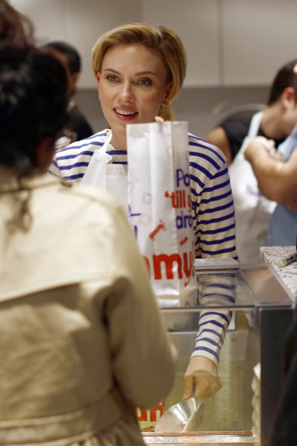 Scarlett Johansson - L'actrice américaine Scarlett Johansson a bien joué les serveuses d'un jour ce samedi 22 octobre 2016, derrière le comptoir de sa boutique de pop corn gourmet, inaugurée dans le quartier du Marais à Paris, France.