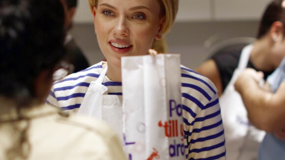 Yummy Pop : Scarlett Johansson enfin là, foule énorme pour son pop-corn à Paris