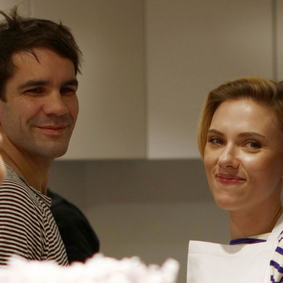 Scarlett Johansson, sa belle-soeur (Manager de"Yummy Pop") et son mari Romain Dauriac - L'actrice américaine Scarlett Johansson a bien joué les serveuses d'un jour ce samedi 22 octobre 2016, derrière le comptoir de sa boutique de pop corn gourmet, inaugurée dans le quartier du Marais à Paris, France. Une foule d'environ 400 personnes s'était formée dans la rue, assez tôt dans la journée pour attendre l’actrice. Et beaucoup des badauds sont repartis déçus, avant que l'actrice arrive vers 19h30. En marinière et tablier, Scarlett Johansson a endossé un nouveau rôle en servant des clients venus pour l'ouverture de "Yummy Pop", boutique qu'elle a ouverte avec son mari français Romain Dauriac. C'est la soeur de ce dernier qui est la manager de l'établissement. Au choix, du pop-corn au sel de mer et huile d'olive, au cheddar, aux fraises et à la crème, ou encore à la truffe, parmesan et sauge. Les goûts changeront au gré des saisons et les recettes ont été conçues avec le chef Will Horowitz. Scarlett Johansson and her husband Romain Dauriac attending the opening of the Yummy Pop shop where Scarlett Johansson opens the new store « Yummy Pop » at Le Marais district in Paris, France on October 22, 2016.23/10/2016 - Paris