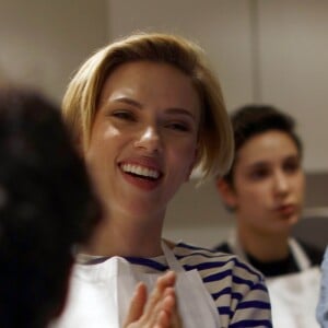 Scarlett Johansson - L'actrice américaine Scarlett Johansson a bien joué les serveuses d'un jour ce samedi 22 octobre 2016, derrière le comptoir de sa boutique de pop corn gourmet, inaugurée dans le quartier du Marais à Paris, France.