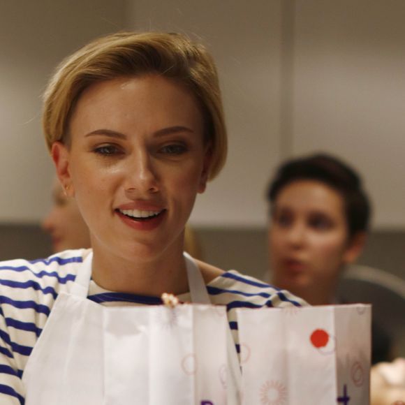 Scarlett Johansson - L'actrice américaine Scarlett Johansson a bien joué les serveuses d'un jour ce samedi 22 octobre 2016, derrière le comptoir de sa boutique de pop corn gourmet, inaugurée dans le quartier du Marais à Paris, France.