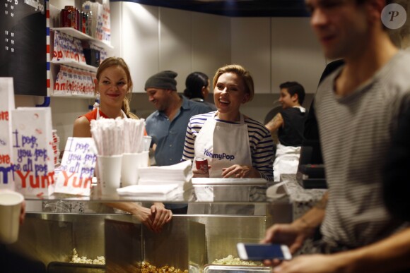 Scarlett Johansson, sa belle-soeur (Manager de"Yummy Pop"), le chef Will Horowitz et son mari Romain Dauriac - L'actrice américaine Scarlett Johansson a bien joué les serveuses d'un jour ce samedi 22 octobre 2016, derrière le comptoir de sa boutique de pop corn gourmet, inaugurée dans le quartier du Marais à Paris, France. Une foule d'environ 400 personnes s'était formée dans la rue, assez tôt dans la journée pour attendre l’actrice. Et beaucoup des badauds sont repartis déçus, avant que l'actrice arrive vers 19h30. En marinière et tablier, Scarlett Johansson a endossé un nouveau rôle en servant des clients venus pour l'ouverture de "Yummy Pop", boutique qu'elle a ouverte avec son mari français Romain Dauriac.