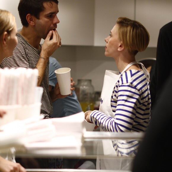 Scarlett Johansson, sa belle-soeur (Manager de"Yummy Pop"), et son mari Romain Dauriac - L'actrice américaine Scarlett Johansson a bien joué les serveuses d'un jour ce samedi 22 octobre 2016, derrière le comptoir de sa boutique de pop corn gourmet, inaugurée dans le quartier du Marais à Paris, France. Une foule d'environ 400 personnes s'était formée dans la rue, assez tôt dans la journée pour attendre l’actrice. Et beaucoup des badauds sont repartis déçus, avant que l'actrice arrive vers 19h30. En marinière et tablier, Scarlett Johansson a endossé un nouveau rôle en servant des clients venus pour l'ouverture de "Yummy Pop", boutique qu'elle a ouverte avec son mari français Romain Dauriac.