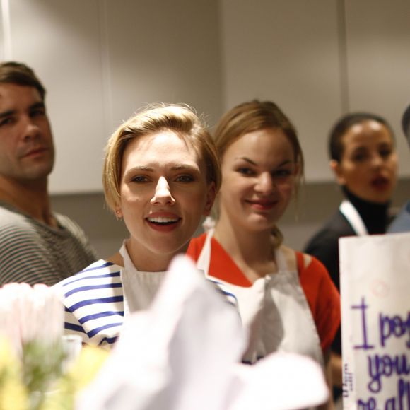 Scarlett Johansson, sa belle-soeur (Manager de"Yummy Pop"), le chef Will Horowitz et son mari Romain Dauriac - L'actrice américaine Scarlett Johansson a bien joué les serveuses d'un jour ce samedi 22 octobre 2016, derrière le comptoir de sa boutique de pop corn gourmet, inaugurée dans le quartier du Marais à Paris, France.
