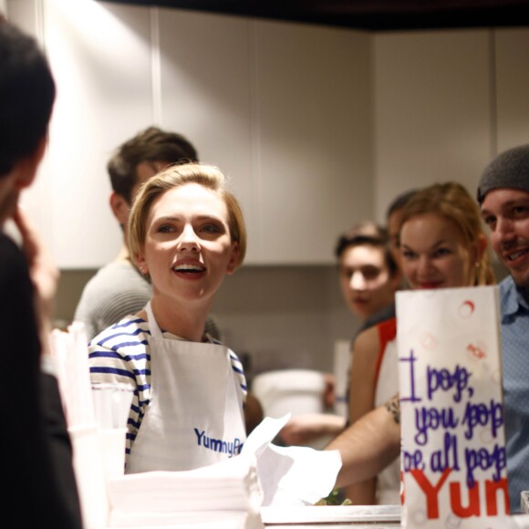 Scarlett Johansson, sa belle-soeur (Manager de"Yummy Pop"), le chef Will Horowitz et son mari Romain Dauriac - L'actrice américaine Scarlett Johansson a bien joué les serveuses d'un jour ce samedi 22 octobre 2016, derrière le comptoir de sa boutique de pop corn gourmet, inaugurée dans le quartier du Marais à Paris, France.